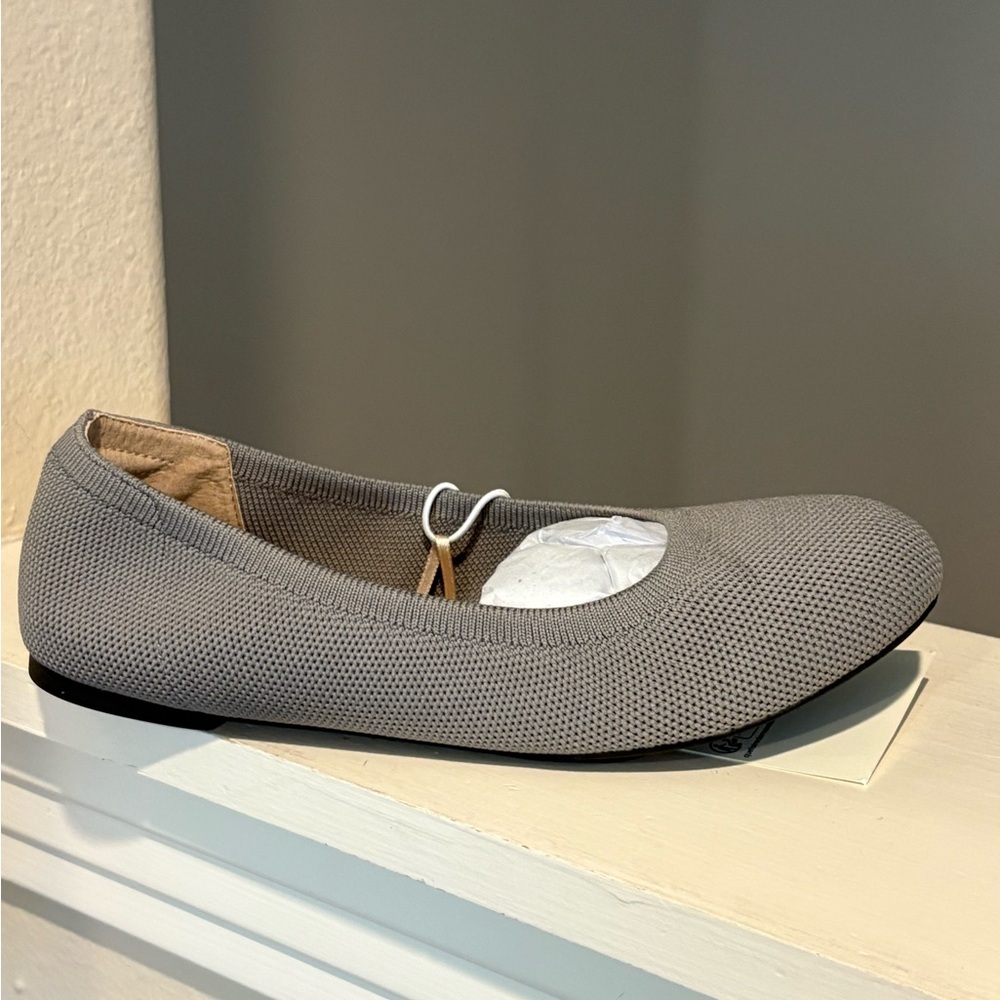 Amazon Essentials Women's Belice Ballet Flat - Gray Microfiber Size 5 (Tried On) - Picture 2 of 11
